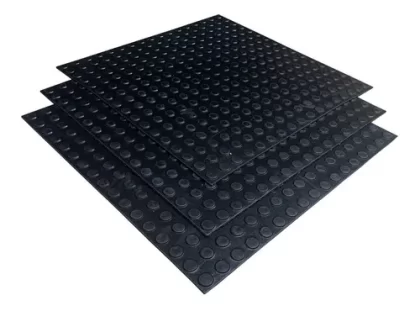 PLACA REVESTIDA DE BORRACHA 50X50CM PRETA